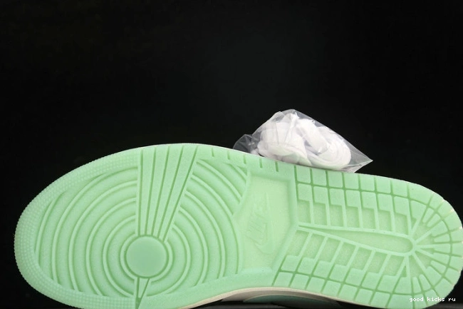 Jordan Island Air Low CQ9828-131 Green 1 0823